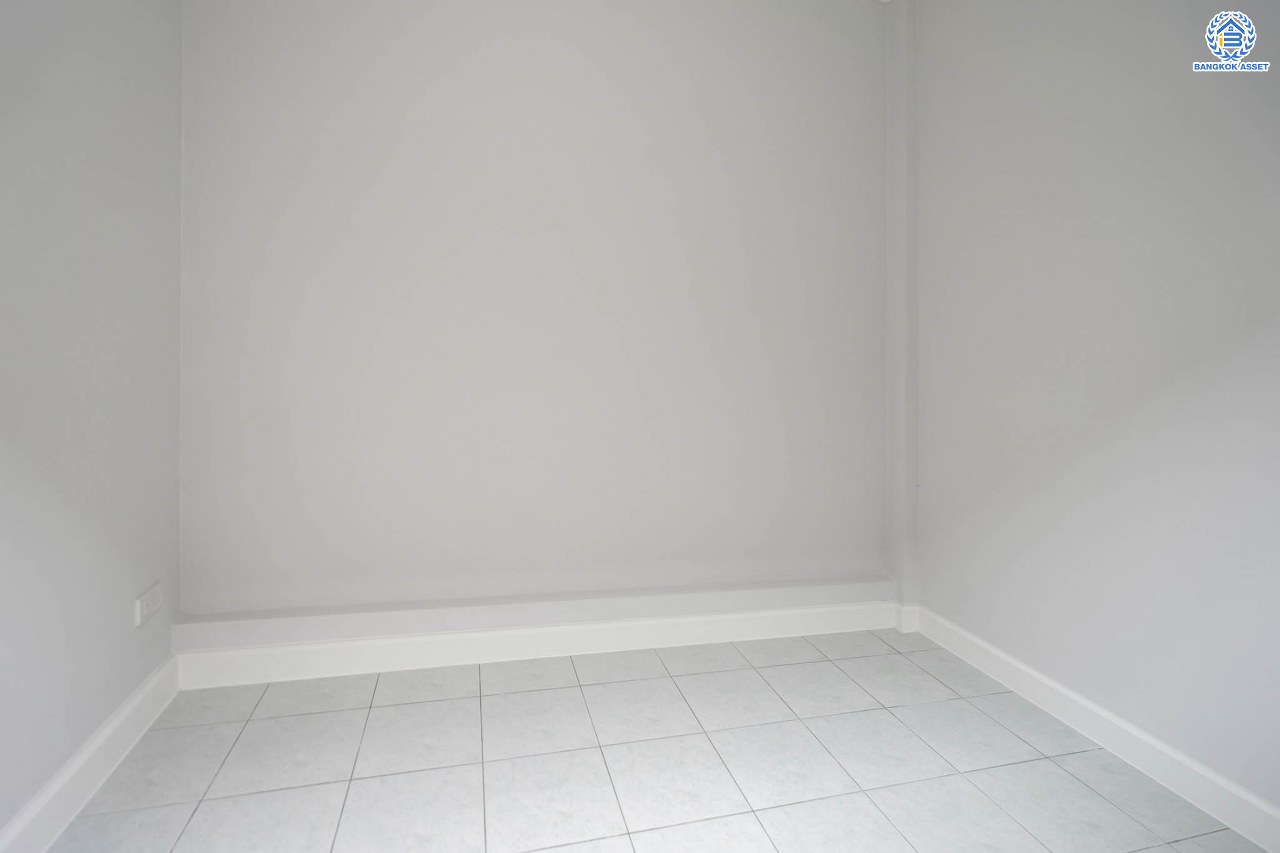 บ้านมือสองตกแต่งใหม่ แบรนด์ Q.House ม.ลัดดารมย์ ปิ่นเกล้า หลังใหญ่ตกแต่งเรียบหรู เนื้อที่ 92.8 ตร.ว. พื้นที่ใช้สอยเยอะถึง 320 ตร.ม. ฟังก์ชันจัดเต็ม 3 ห้องนอน 4 ห้องน้ำ 1 ห้องอเนกประสงค์ 1 ห้องแม่บ้าน จอดรถได้ 4 คัน พร้อม Living Room กว้าง บนทำเลศักยภาพ ใกล้เซ็นทรัลเวสต์เกต, วงเวียนพระราม5, ทางด่วน "กาญจนาภิเษก" และรถไฟฟ้า "สถานีตลาดบางใหญ่"